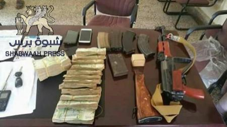 شرطة البساتين تلقي القبض على شخصين وبحوزتهم مبالغ مالية (صور)