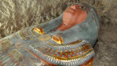 باحثون مصريون: اكتشاف ثمانية مومياوات داخل مقبرة فرعونية ‘‘زاهية الألوان‘‘