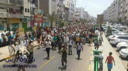 الشارع الجنوبي يعتبر القرارات الرئاسية استهدافاً لمشروعه السياسي ورموز المقاومة