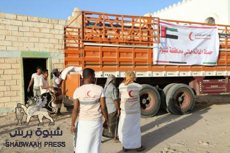 الهلال الأحمر الإماراتي يواصل توزيع المساعدات الغذائية على اهالي مديرية ميفعة بشبوة