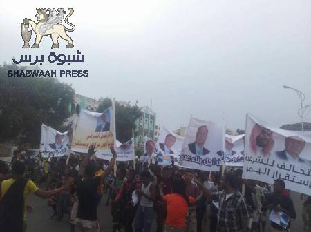 حزب الإصلاح اليمني يستغل حاجة “المهمشين” بعدن ويسيرهم في تظاهرة محدودة