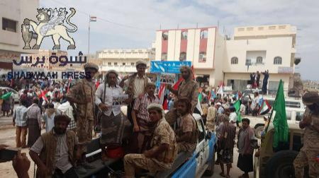 جماهير شبوه تتوافد إلى مدينة عتق للمشاركة في المسيرة الداعمة للمحافظ و #المجلس_الإنتقالي_الجنوبي