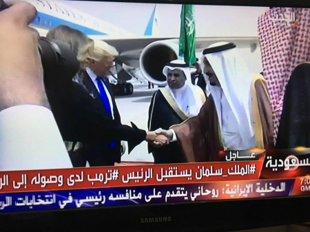 الملك سلمان يستقبل ترامب بمطار الرياض استعدادا للقمة الإسلامية الأمريكية