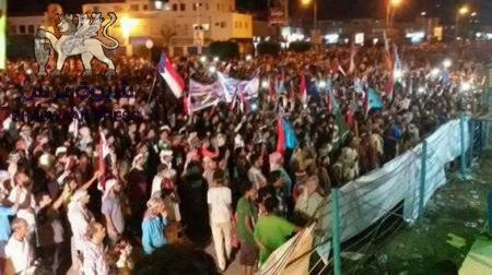 عشرات الالاف يتوافدون حتى اللحظة إلى ساحة العروض وحفل فني ساهر(صور)