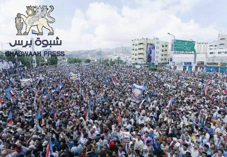 مئات الالاف من الجنوبيين يحتشدون في ساحة العروض لحظة إطلاق فعالية مركزية