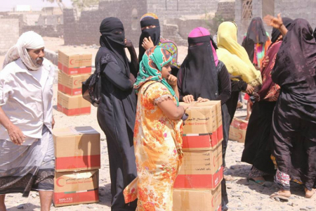 الهلال الأحمر الإماراتي يوزع ألف وخمسمائة سلة غذائية على سكان مدينة خور مكسر