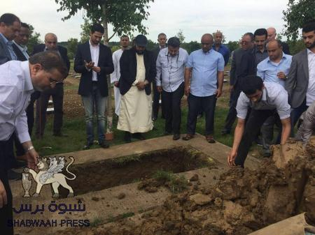 جثمان الشيخ الصريمة يوارى الثرى بعد الصلاة عليه في لندن (صور)