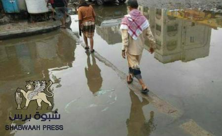 حكومة بن دغر تحضر لأولمبياد رياضي كبير في مدينة تحولت شوارعها إلى أنهار لمياه الصرف الصحي