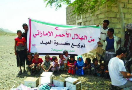 الإمارات توزع كسوة العيد في قرى لحج