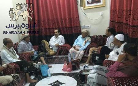 عدد من أعضاء المجلس الانتقالي يزوروا القيادي المحامي الغريب ..