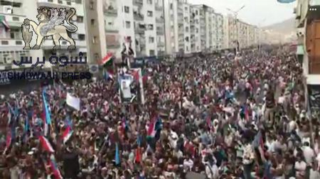 عشرات الآلاف يتوافدون عصرا إلى الشارع الرئيسي المعلا(صور)