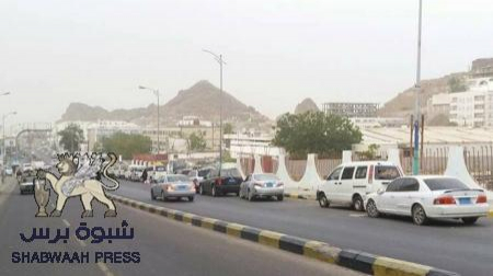 وعود كاذبة بتوفير المشتقات النفطية لمحطات العاصمة عدن وطوابير السيارات تطول