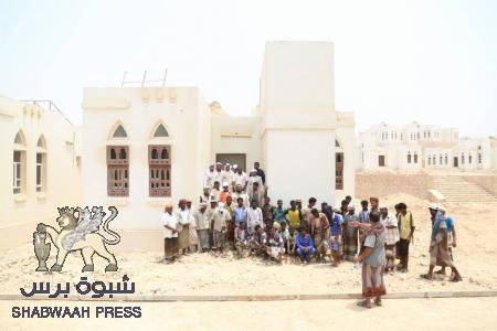 وفد ‘‘الهلال الإماراتي‘‘ يتفقد الأعمال الانشائية النهائية بمدينة الشيخ خليفة السكنية بالمكلا.