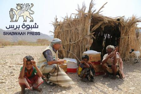 الهلال الأحمر الإماراتي يوزع مساعدات غذائية جديدة في مديرية حجر غرب حضرموت(صور)