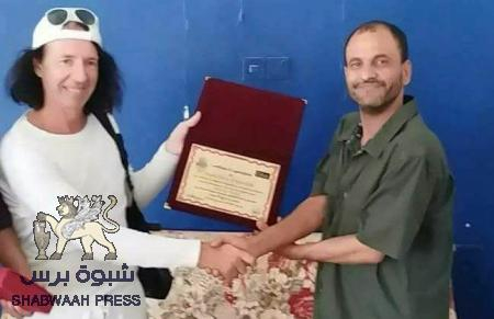 منظمة صُنّاع السلام العالمية تكرم اللواء شلال علي شائع بدرع المنظمة.