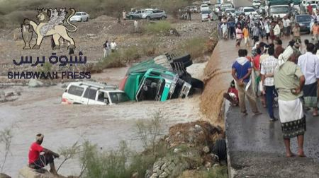 السيول تجرف مركبات المواطنين في منطقة ”سيلة بله ” محافظة لحج _صور)