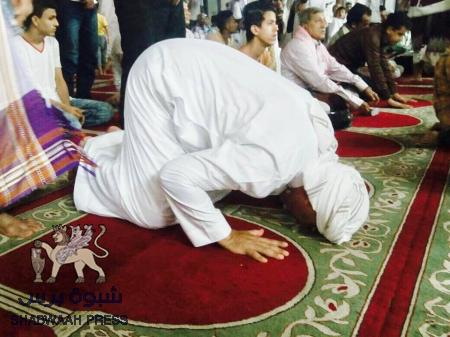 الرئيس الزبيدي يؤدي صلاة الجمعة مع المواطنين في مسجد ابان بالعاصمة عدن