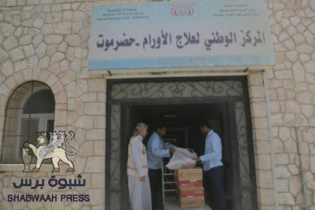 الهلال الأحمر الإماراتي يوزع مساعدات غذائية على مرضى السرطان والمصابين بالفشل الكلوي بالمكلا.