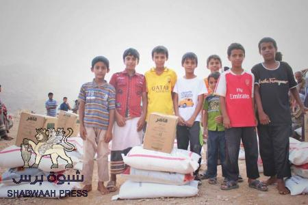 الهلال الأحمر الإماراتي يوزع مساعدات إغاثية عاجلة لأهالي منطقة عطفة عماقين في مديرية الروضة بشبوة.