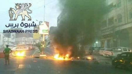حالة من الغضب تسود المواطنين في عدن لإنقطاع الكهرباء كليا
