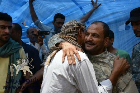 مدير أمن عدن يقدم واجب العزاء لأسرة الشهيد ‘‘عمر حزام‘‘ ويؤكد بأن القضية في مسارها القانوني الصحيح