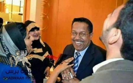 حكومة بن دغر تكذب مجدداً : عدن لا تزال في ظلام دامس وما ينشر عن انجازات الحكومة من نسج الخيال