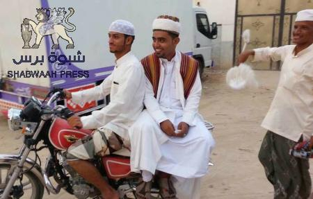 أزمة الوقود تجبر عريسا حضرميا على امتطاء دراجة نارية