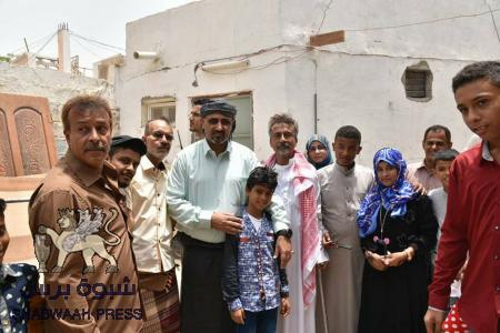 رئيس المجلس الانتقالي يزور عددا من أسر الشهداء  بعدن .