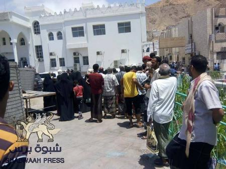 سكان المكلا يعلنون ‘‘بن دغر‘‘ بعد منع الحركة في شوارع المكلا