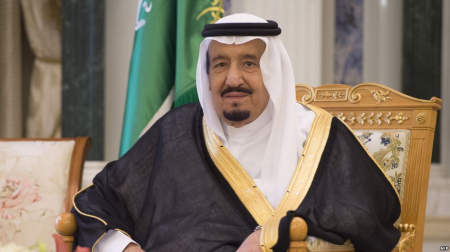 العاهل السعودي يصدر أمرا ملكيا يسمح للمرة الأولى بإعطاء رخص للنساء لقيادة السيارات