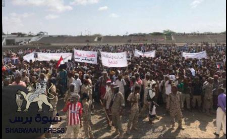 جماهير أبين تفشل مهرجان بن دغر وسقوط الشاعر العوذلي جريحا