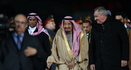 الملك سلمان بن عبدالعزيز يصل إلى موسكو في زيارة هامة
