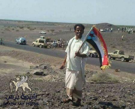 قبائل الصبيحة يمنعون ‘‘بن دغر‘‘ من تدنيس أرضهم برفع العلم اليمني وشعارات الوحدة (صور)