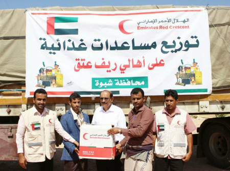 الهلال الأحمر الإماراتي يواصل تقديم المساعدات الغذائية على أهالي أرياف مديرية عتق بشبوة.