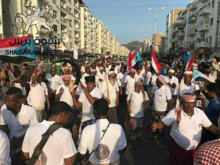 الفرقة الشعبية لـ حضرموت في منصة مليونية المعلاء وتسعد جماهير المعلا برقصاتها الشعبية (صور)