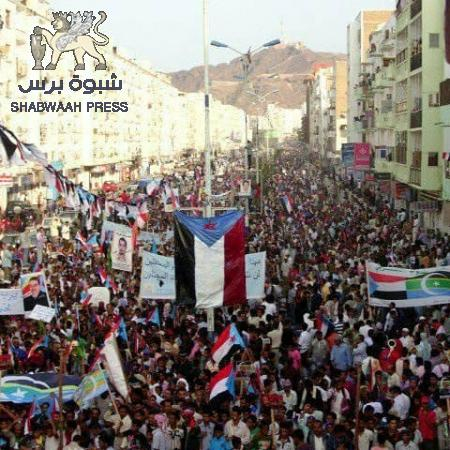 كتل بشرية كبرى تلتحق بجماهير شعب الجنوب بالمعلا (صور)