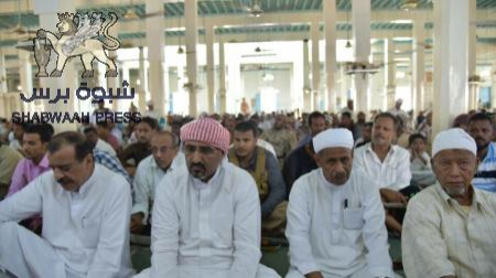 قيادة المجلس الانتقالي تؤدي صلاة الجمعة في المسجد الكبير بالشحر