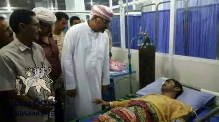 الرئيس الزبيدي يطمئن على صحة قائد النخبة الشبوانية والمصابين بالمواجهات ضد القاعدة