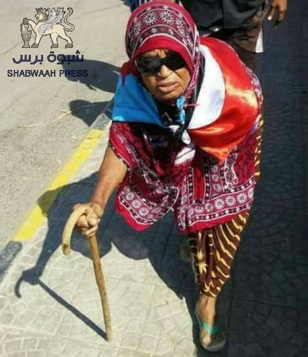 أين بن دغر من قامة ‘‘الحاجة سبوله‘‘ تقطع المسافات لحضور مهرجان الإستقلال القادم