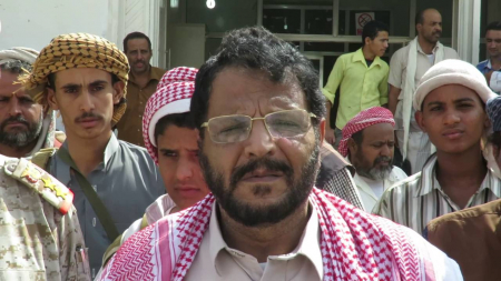 مواطن شبواني يحمل المحافظ علي بن راشد مسؤولية حياة عمه المصاب بالسرطان ويهدده بالثأر في حال وفاته