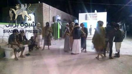 ذوي الشهداء والمعتقلين يفشلون قرار محافظ شبوه ‘‘علي بن راشد‘‘ بترحيل جثة قيادي حوثي من مستشفى عتق (صور)