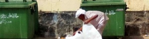 فـي عدن.. الأكل من القمامة مشهد مألوف منذ 3 سنوات في ظل الحكومة