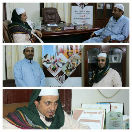 رئيس مجلس الأمناء بكلية الوسطية الشرعية للعلوم الإسلامية ونائب الموجه العام لأربطة التربية الإسلامية في زيارة لمؤسسة الاكتفاء بالمكلا