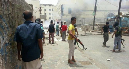 48 ساعة قتال في عدن.. شرارتها انطلقت بمنع محتجين سلميـــين لإسقاط الحكومة