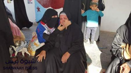 امرأة عدنية ترمي أوراق (والدها وزوجها) الشهيدين بوجه وزراء معاشيق