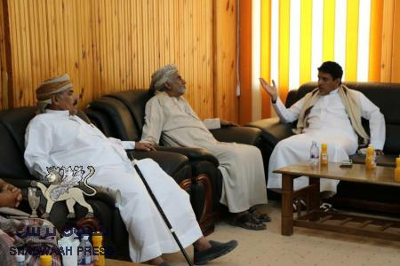 محافظ المهرة يلتقي بخبير الأدلة الجنائية لدى المحكمة الجنائية الدولية الدكتور العامري ويناقش سبل الإستفادة من تجاربه الثرية .