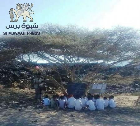 أبناء قرية الرئيس يدرسون في العراء وابن هادي ينفق الأموال الطائلة لشراء الإعلاميين المفسبكين