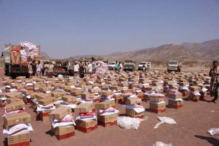 الهلال الأحمر الإماراتي يوزع مساعدات إنسانية لسكان منطقة كرش بمحافظة لحج