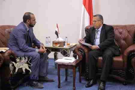 سياسي خليجي يتهم &lsquo;&lsquo;بن دغر&lsquo;&lsquo; بتسليح الجماعات الإرهابية في سقطرى