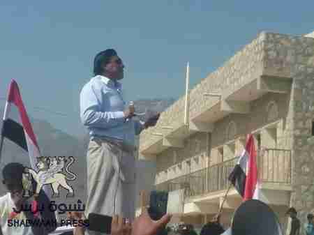 بن دغر يستعين بجنود شماليين للتظاهر في جزيرة سقطرى (صور)